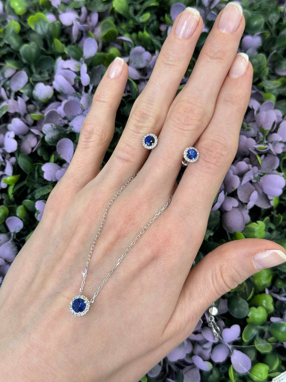 Колье из белого золота с бриллиантами и сапфиром (051703)