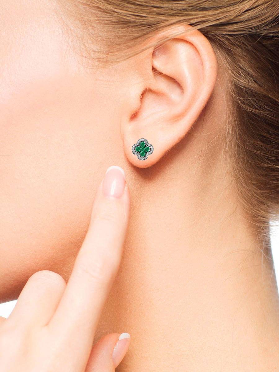 Серьги пусеты из белого золота с бриллиантами и изумрудами (055209)