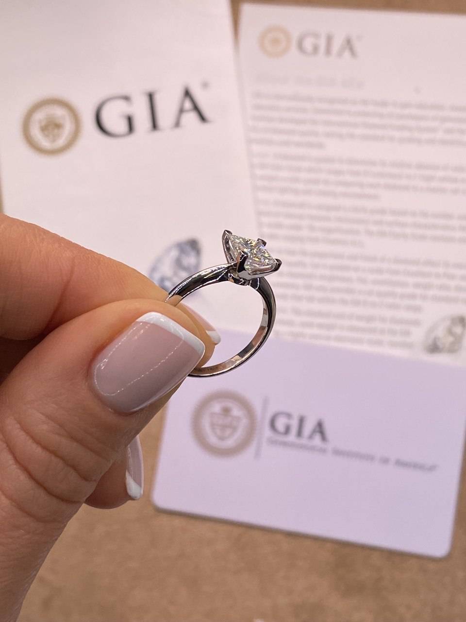 Помолвочное кольцо из белого золота с бриллиантом (050859)