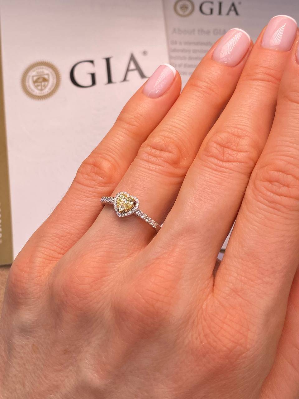 Помолвочное кольцо из белого золота с бриллиантами (046862)