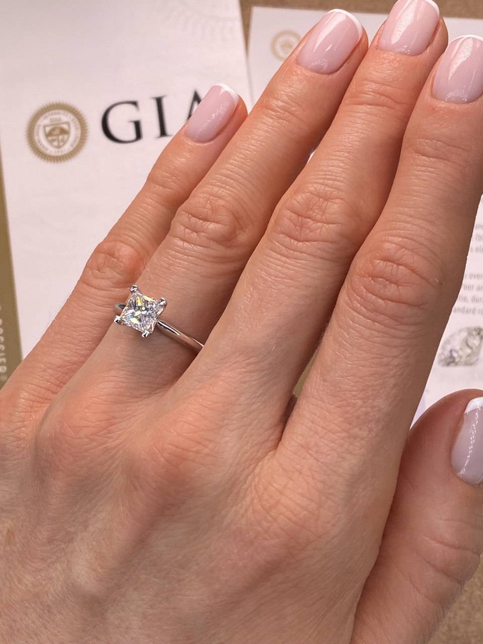 Помолвочное кольцо из белого золота с бриллиантом (050859)