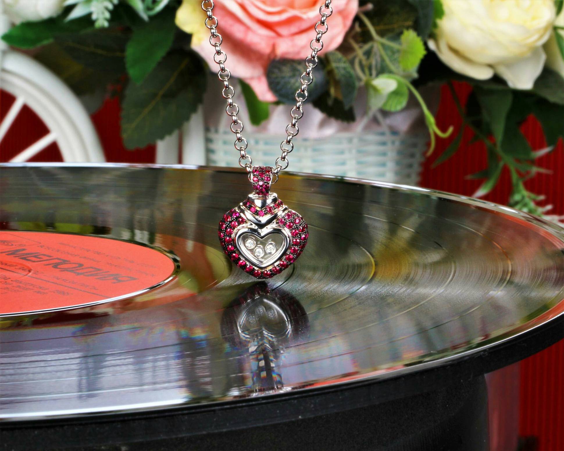 Кулон из белого золота с бриллиантами и рубинами 