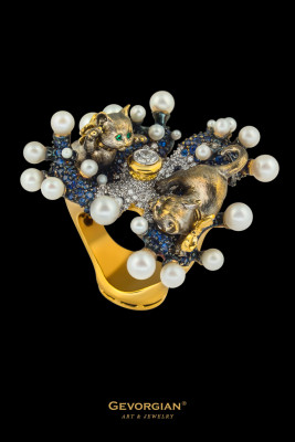 Эксклюзивное кольцо "Кошки-мышки" из жёлтого золота 750 пробы с бриллиантами, сапфирами, изумрудами и жемчугом (055509)