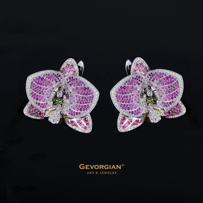 Эксклюзивные серьги &quot;Орхидея&quot; из жёлтого золота 750 пробы с бриллиантами, цветными сапфирами и тсаворитами (053133)