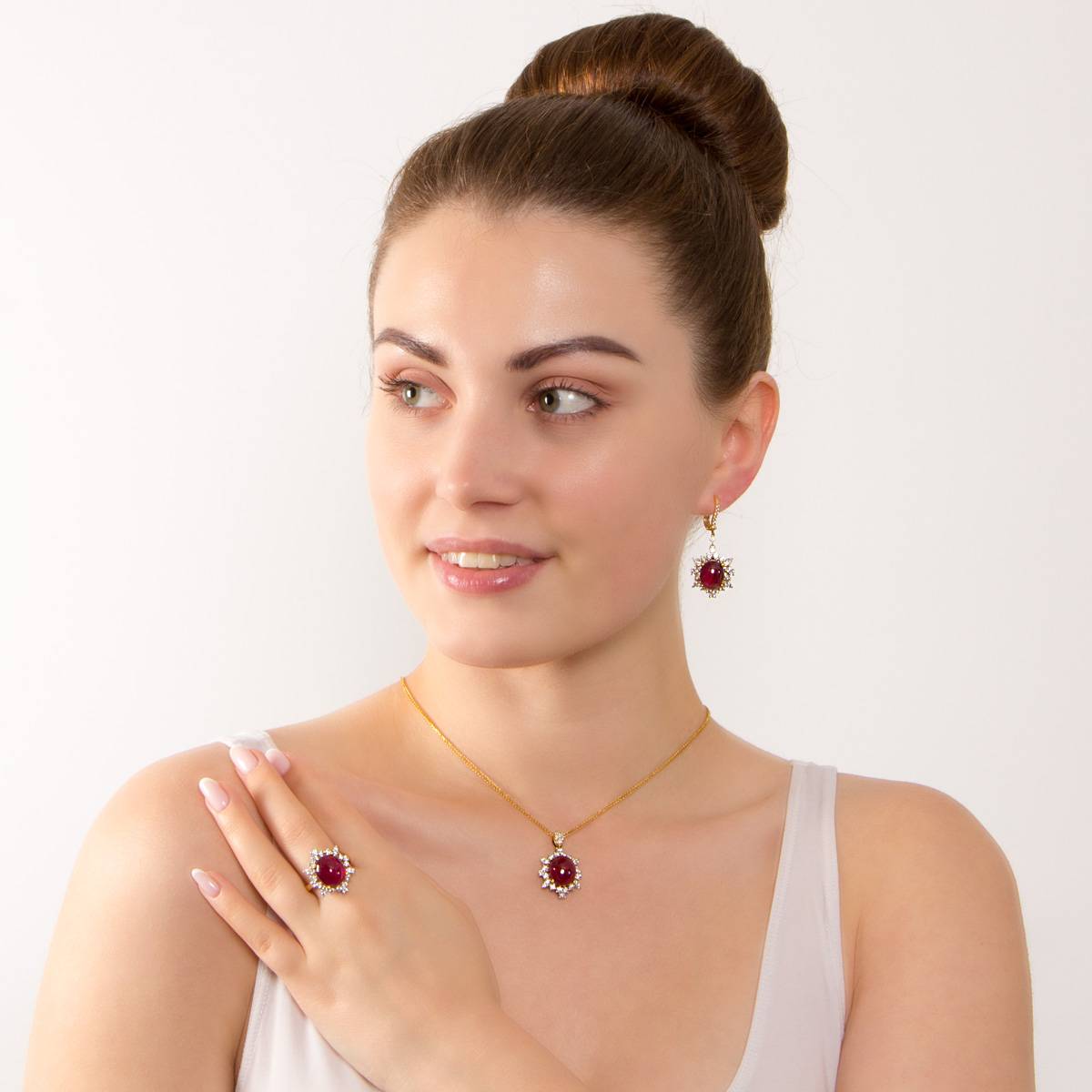 Кулон из желтого золота с бриллиантами и рубином (009621)