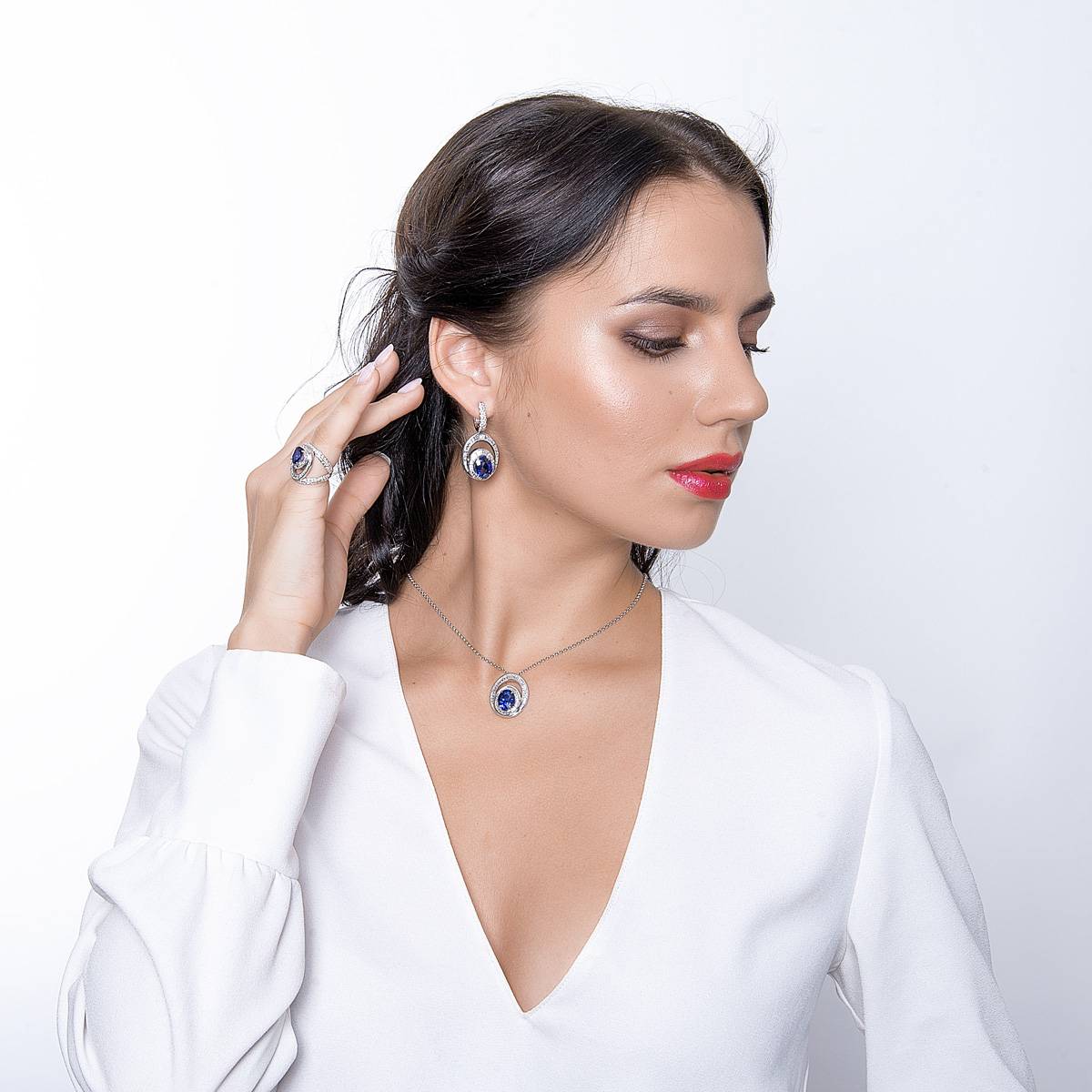 Кольцо из белого золота 750 пробы с бриллиантами и сапфиром (046828)