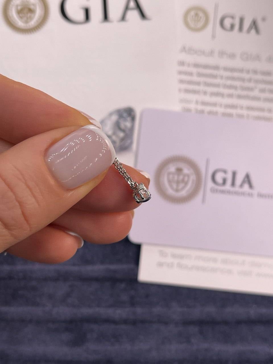 Колье из платины и белого золота с бриллиантом (047227)