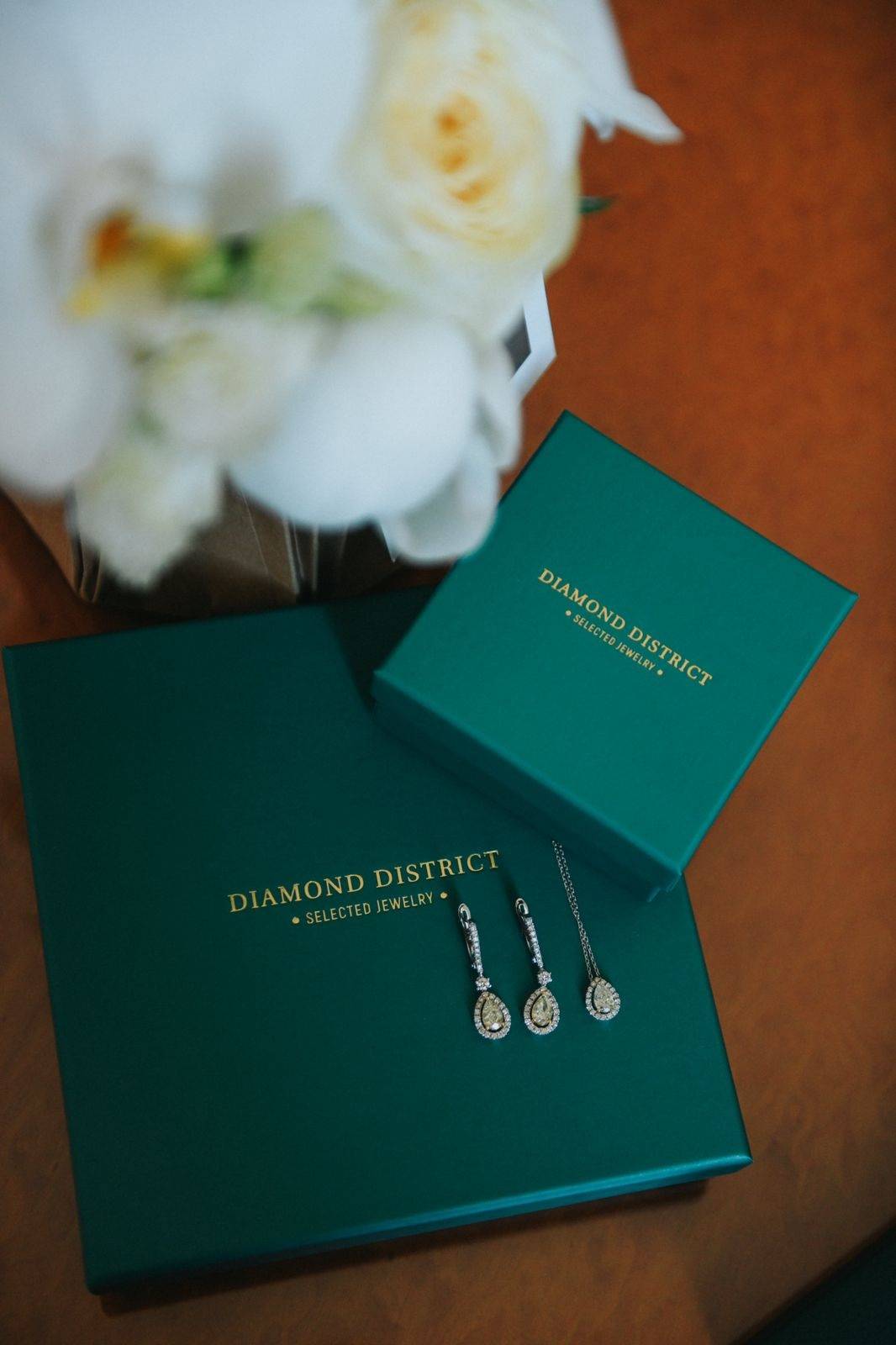 Серьги из белого золота с бриллиантами (052377)