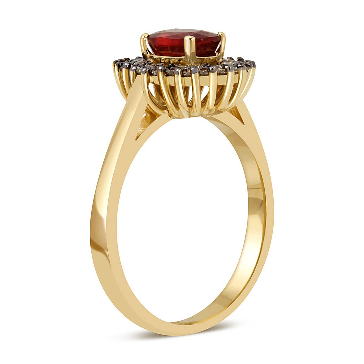 Кольцо из жёлтого золота с коньячными бриллиантами и рубином (046670)