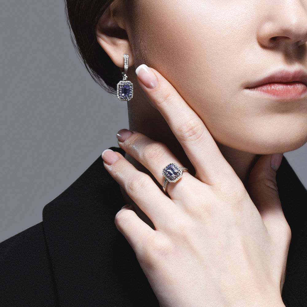 Кольцо из белого золота с бриллиантами и танзанитами (046270)