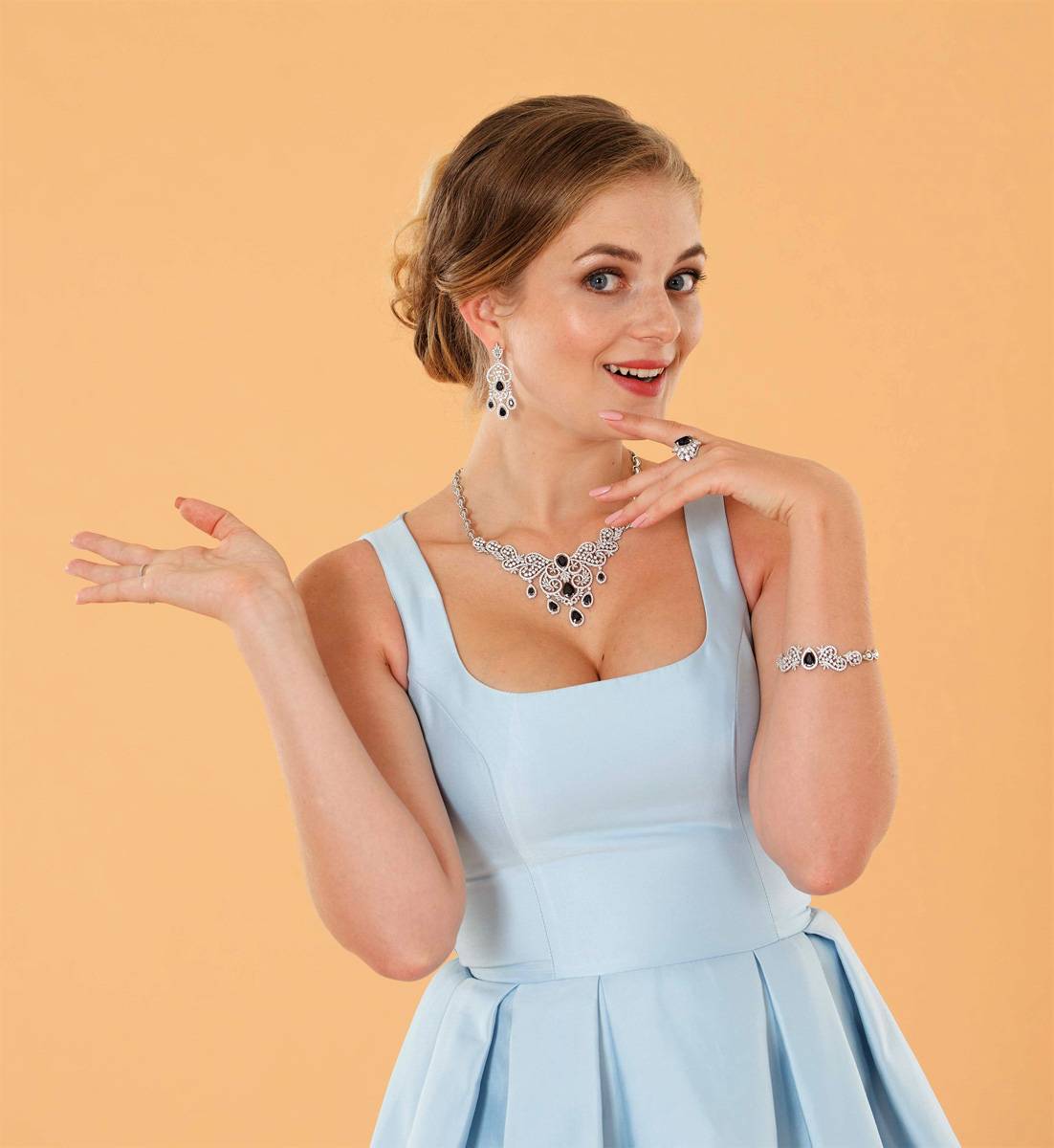 Серьги из белого золота с бриллиантами и сапфирами (025578)