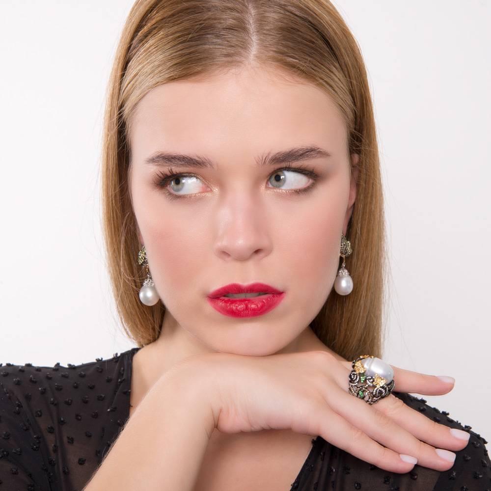 Эксклюзивные серьги из белого золота с бриллиантами, сапфирами и жемчугом (003229)