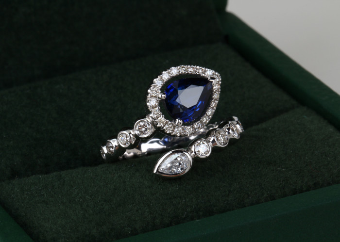 Кольцо из белого золота с бриллиантами и сапфиром (060546)